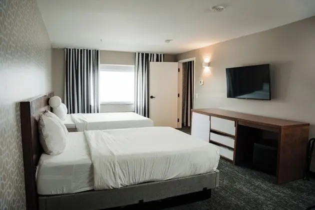 2 Double Beds Tub