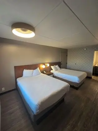 2 Double Beds Tub