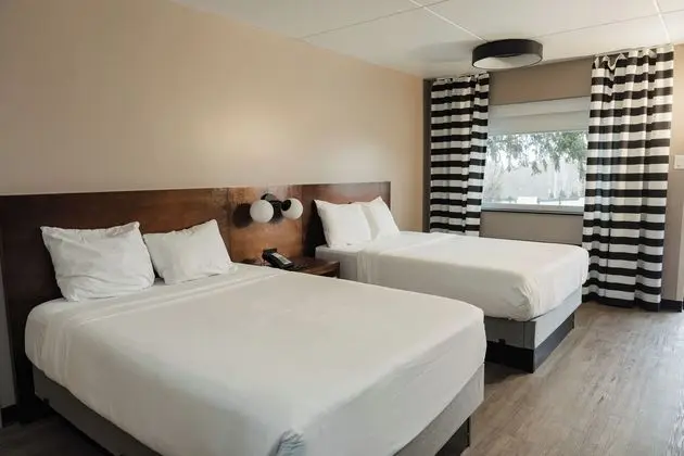 2 Double Beds Tub