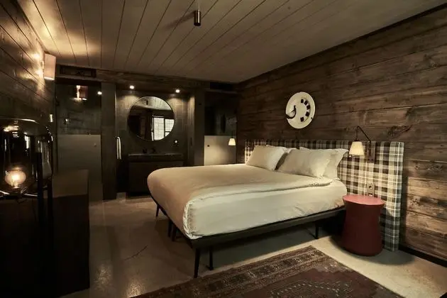 Superior Room, 1 Queen Bed (Masonry)