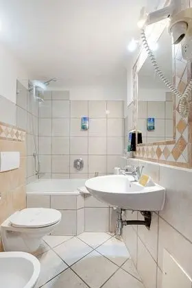 İki Ayrı Yataklı Oda, Havuz Manzaralı