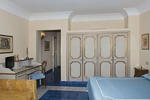 Üç Kişilik Oda, Deniz Manzaralı (French Balcony)