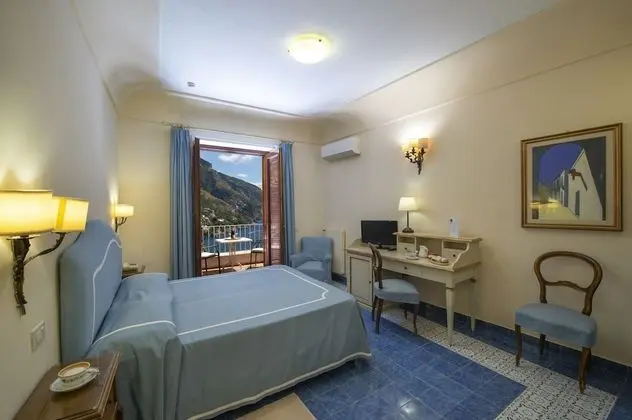 Üç Kişilik Oda, Deniz Manzaralı (French Balcony)