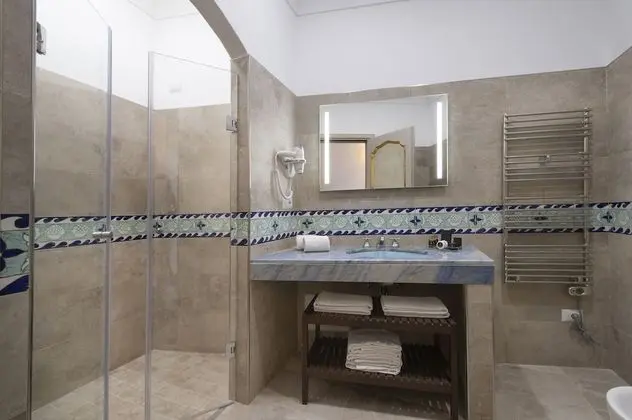 Üç Kişilik Oda, Deniz Manzaralı (French Balcony)