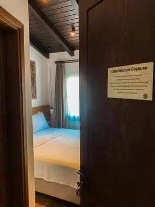 Çift Kişilik, Sokak Manzaralı