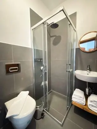 Çift Kişilik, Sokak Manzaralı