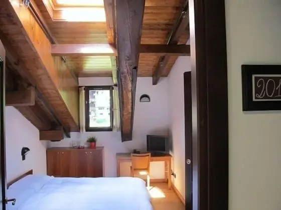 Büyük Yataklı Tek Kişilik Oda