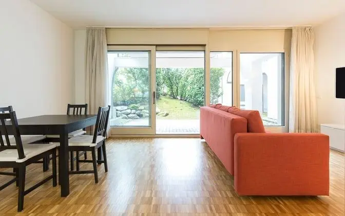 Stüdyo, Bahçe Manzaralı