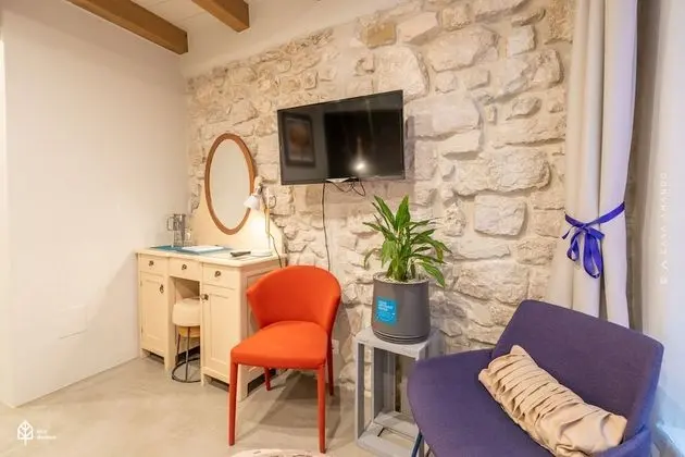 Tek Büyük Yataklı Oda (Room 2, Alley View, First Floor)