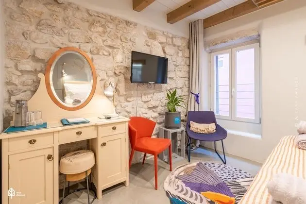 Tek Büyük Yataklı Oda (Room 2, Alley View, First Floor)