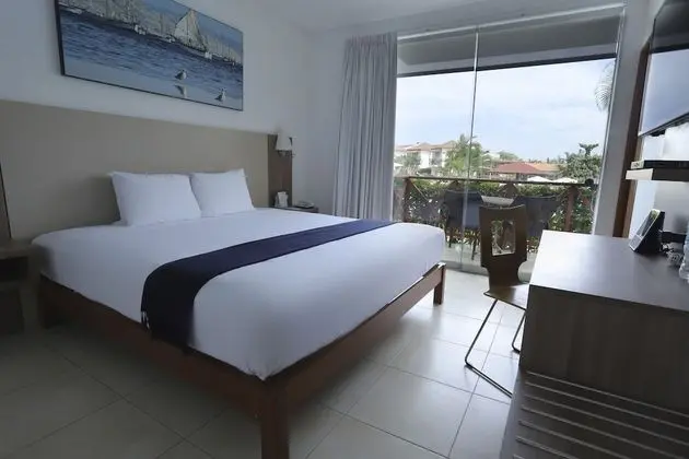 Superior Oda, 1 Büyük (Queen) Boy Yatak, Havuz Manzaralı