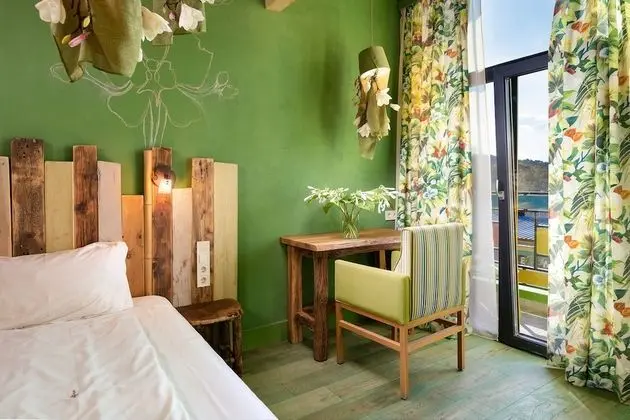 Design Tek Büyük Yataklı Oda, Dağ Manzaralı