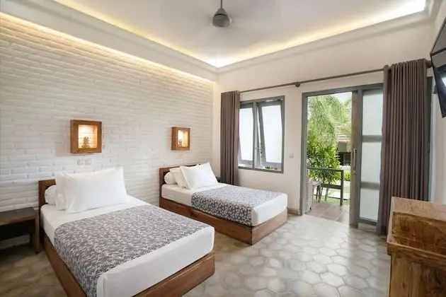 İki Ayrı Yataklı Oda, Havuz Manzaralı
