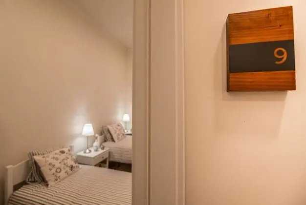 Üç Kişilik Oda, Ortak Banyo (connected room)