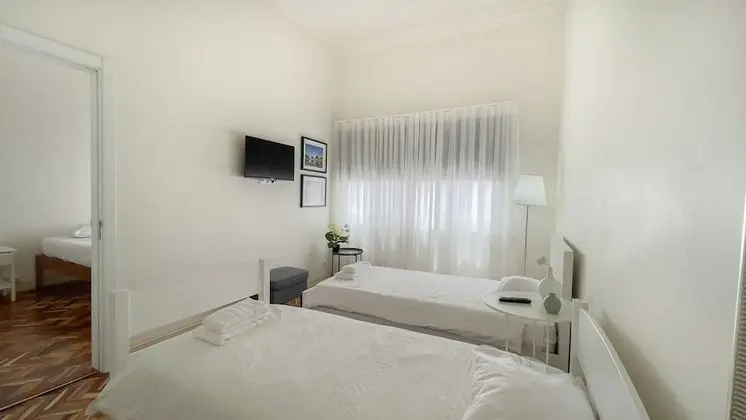 Üç Kişilik Oda, Ortak Banyo (connected room)