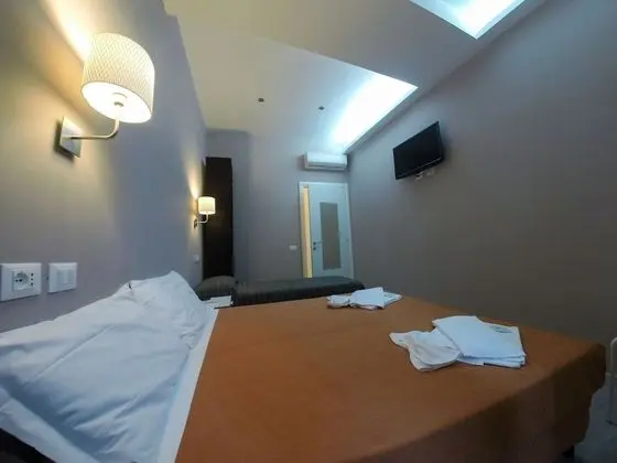 Tek Büyük veya İki Ayrı Yataklı Oda, Ortak Banyo