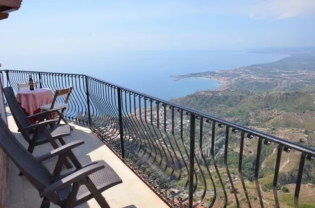 Economy Tek Büyük Yataklı Oda, Balkon, Kısmi Deniz Manzaralı