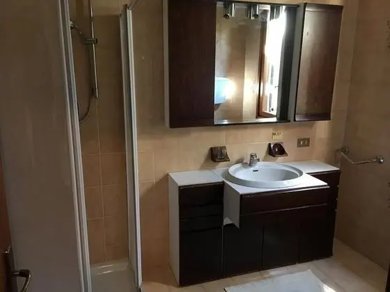 Tek Büyük veya İki Ayrı Yataklı Oda, Ortak Banyo (2)