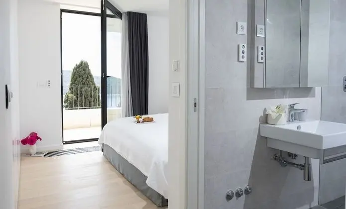 Luxury Two Bedroom Apartment with Terrace and Sea View