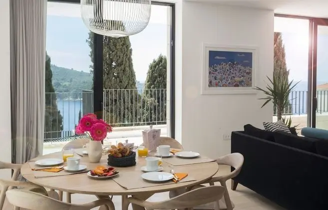 Luxury Two Bedroom Apartment with Terrace and Sea View
