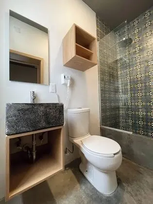 Design Tek Büyük Yataklı Oda, 1 Çift Kişilik Yatak, Ortak Banyo