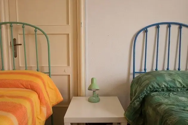 İki Ayrı Yataklı Oda, Ortak Banyo