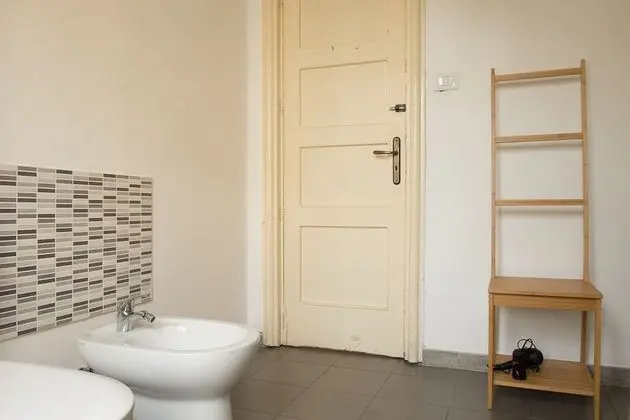 İki Ayrı Yataklı Oda, Ortak Banyo