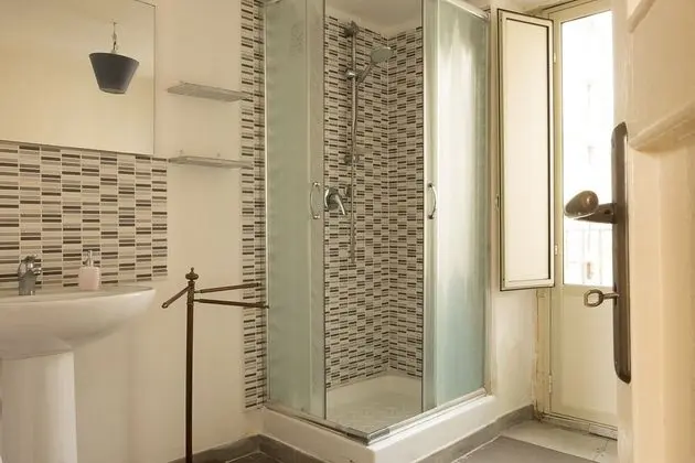 Tek Büyük Yataklı Oda, Ortak Banyo