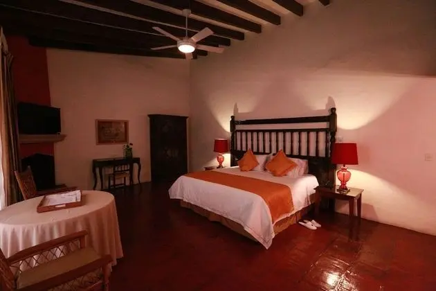 Deluxe Suite with individual tub
