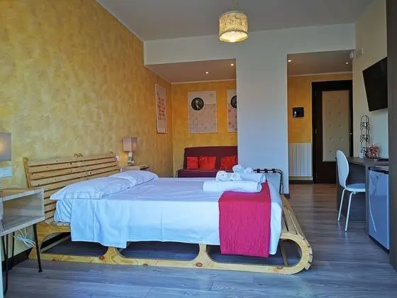 Design Üç Kişilik Oda, 1 En Büyük (King) Boy Yatak ve Çekyat, Banyolu/Duşlu (Maria Teresa)