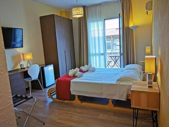 Design Üç Kişilik Oda, 1 En Büyük (King) Boy Yatak ve Çekyat, Banyolu/Duşlu (Maria Teresa)