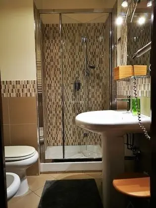 Design Üç Kişilik Oda, 1 En Büyük (King) Boy Yatak ve Çekyat, Banyolu/Duşlu (Maria Teresa)