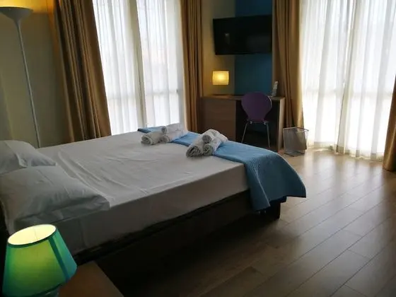 Tek Büyük veya İki Ayrı Yataklı Oda, Banyolu/Duşlu, Şehir Manzaralı (Arianna)