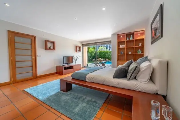 Apart Daire, 1 Büyük (Queen) Boy Yatak ve Çekyat, Balkon, Havuz Manzaralı