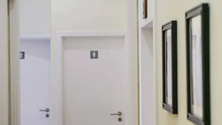 İki Ayrı Yataklı Oda, Ortak Banyo