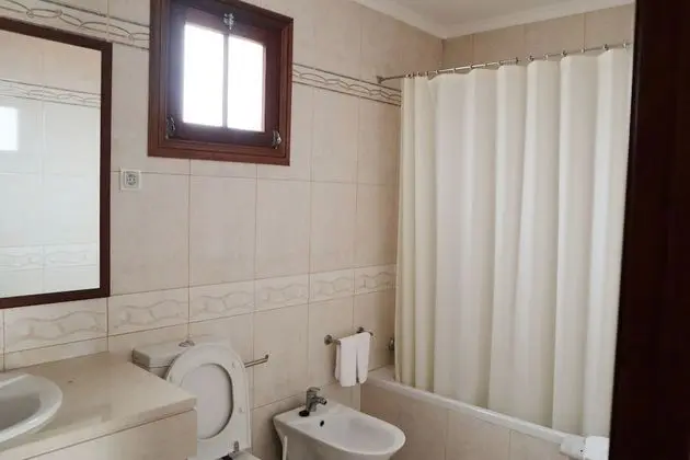 Tek Büyük veya İki Ayrı Yataklı Oda, Bahçe Manzaralı