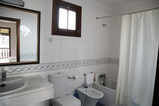 Tek Büyük veya İki Ayrı Yataklı Oda, Bahçe Manzaralı