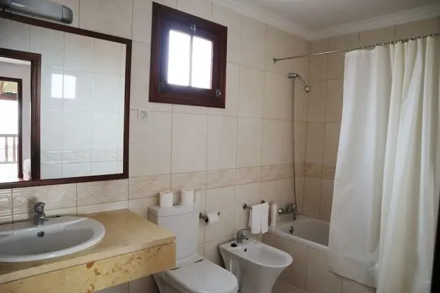 Tek Büyük veya İki Ayrı Yataklı Oda, Bahçe Manzaralı