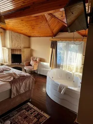 Jakuzili ve Şömineli Deluxe Oda, Göl Manzaralı, Şömineli ve Jakuzili