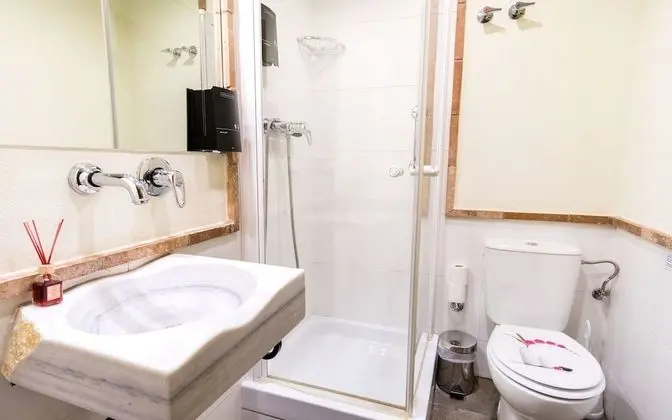 Basic Tek Büyük Yataklı Oda (Interior)