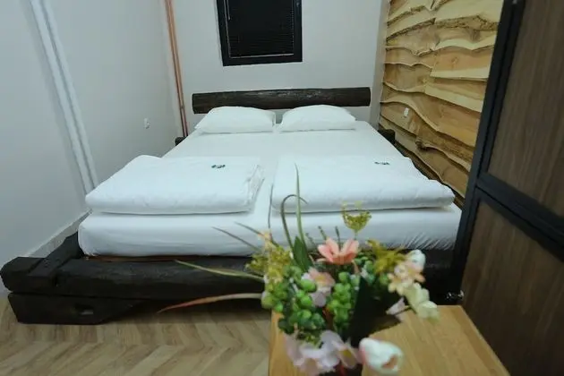 Tek Büyük Yataklı Oda, Ortak Banyo, Göl Manzaralı