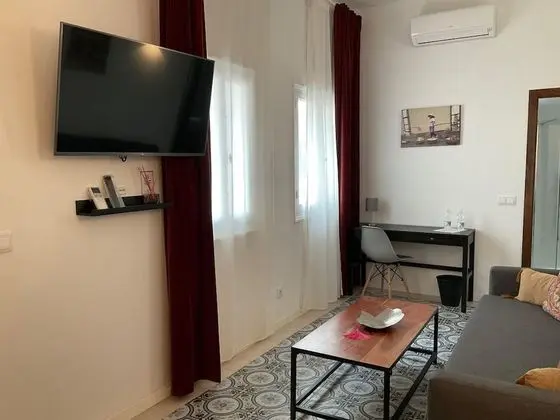 Deluxe Tek Büyük Yataklı Oda, Banyolu/Duşlu, Avlu Manzaralı (Azafran)