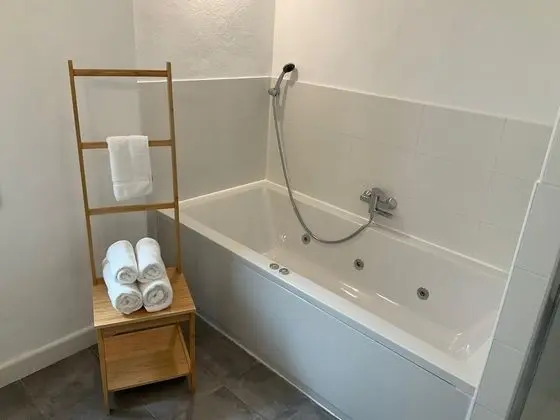 Deluxe Tek Büyük Yataklı Oda, Banyolu/Duşlu, Avlu Manzaralı (Azafran)
