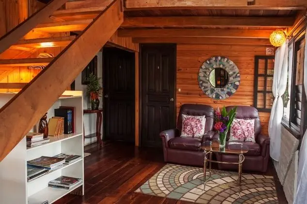 Triple Room  share bathroom and living rooms