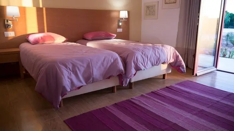 Tek Büyük veya İki Ayrı Yataklı Oda, Küçük Mutfak