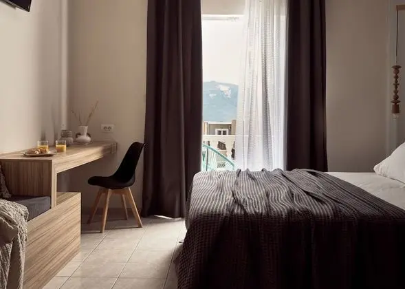 Deluxe Tek Büyük Yataklı Oda, 1 Yatak Odası, Kısmi Deniz Manzaralı, Bahçeli