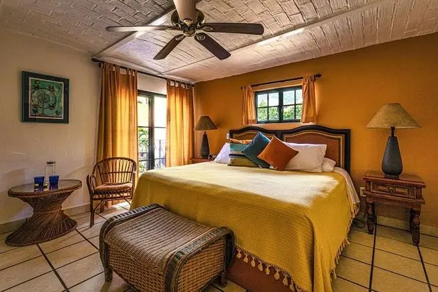 El Jardin: 1 King Bed, Private Balcony