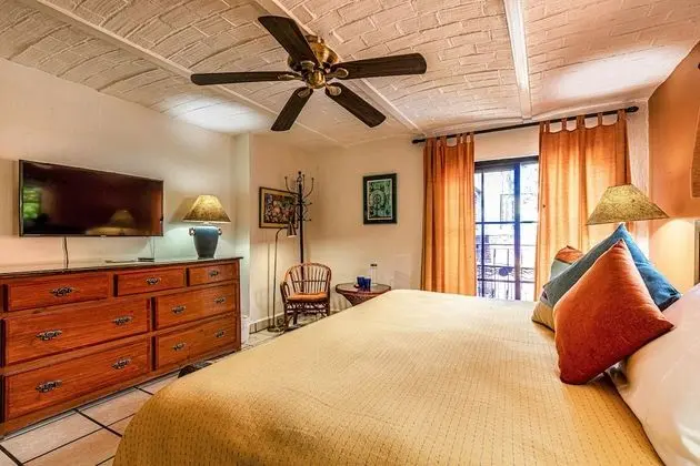 El Jardin: 1 King Bed, Private Balcony