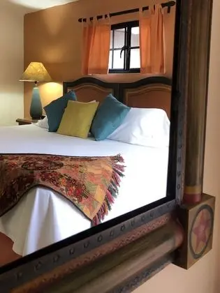 El Jardin: 1 King Bed, Private Balcony