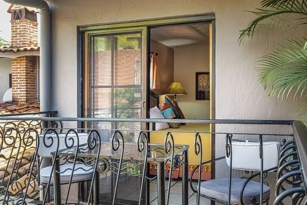 El Jardin: 1 King Bed, Private Balcony